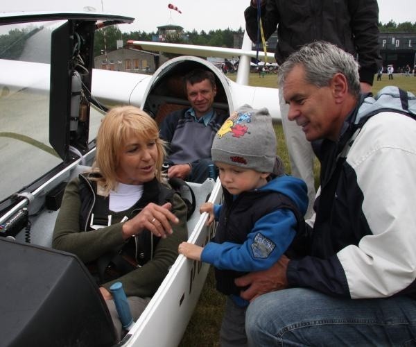 Mały Leon z dziadkiem Januszem Mączke z przejęciem oglądał, jak jego babcia Beata usadowiła się w kabinie szybowca.