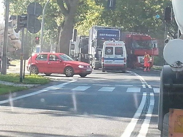 Przy Alei Dębowej w Borównie koło Bydgoszczy jeden tir wjechał w drugą ciężarówkę