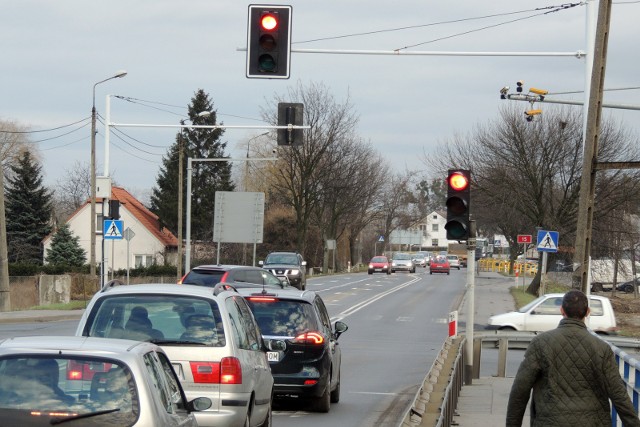 W podtoruńskim Grębocinie działa system rejestrujący przejazdy na czerwonym świetle.