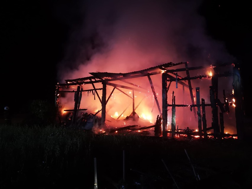 Pożar stodoły w Makowcu, w gminie Skaryszew. Więcej na...