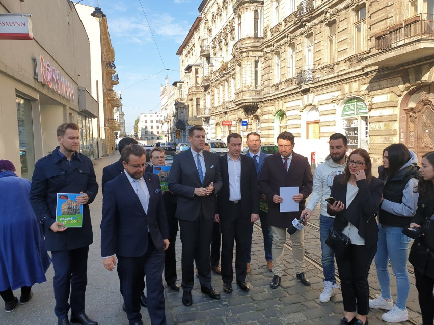 Skutki uboczne budowy stacji tunelu. Wojewoda kupił kilkadziesiąt pączków, trzeba ratować handel na ulicy Zielonej 