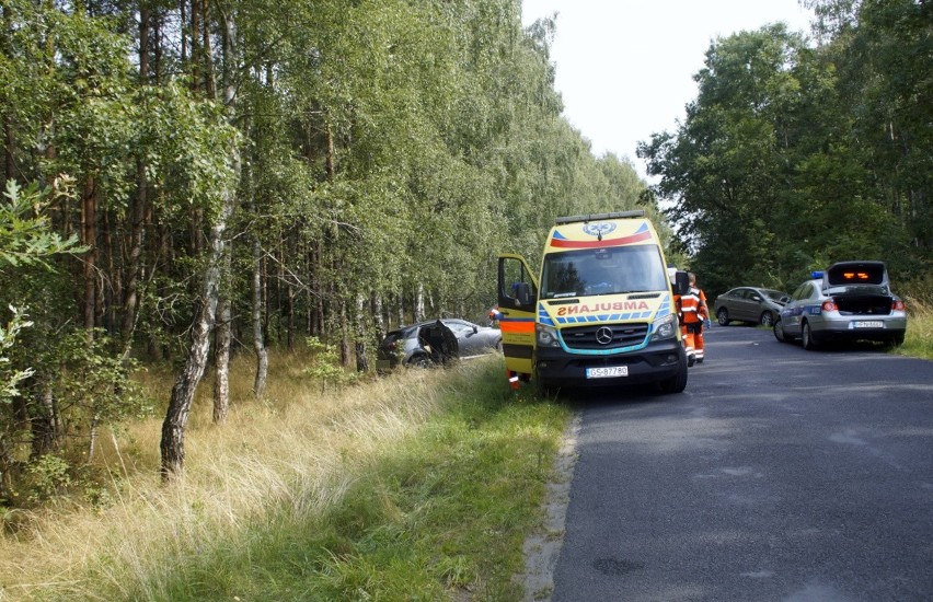 Czołówka dwóch aut osobowych na trasie między Smołdzinem a Gardną Wielką. Poszkodowana zabrana śmigłowcem LPR