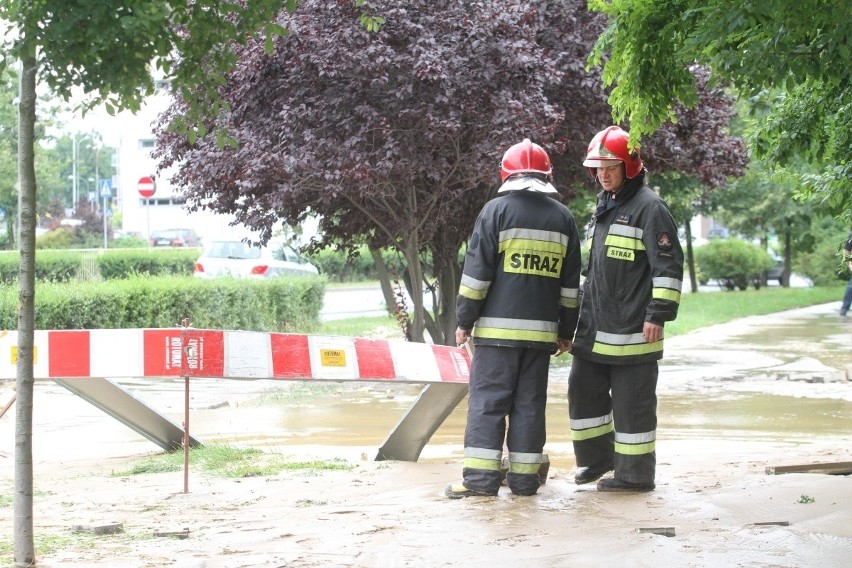 Wielka awaria wodociągowa. Pękła główna magistrala w mieście. Mieszkańcy bez wody (ZDJĘCIA)