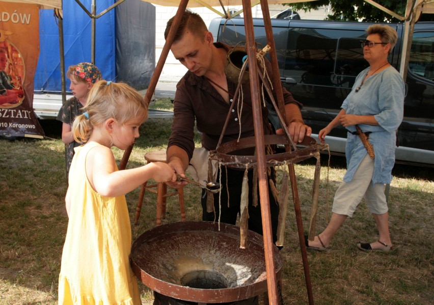 Piknik historyczny na Mieście Kazimierzowskim. Strzelały armaty, trwały pojedynki rycerskie, bito monety