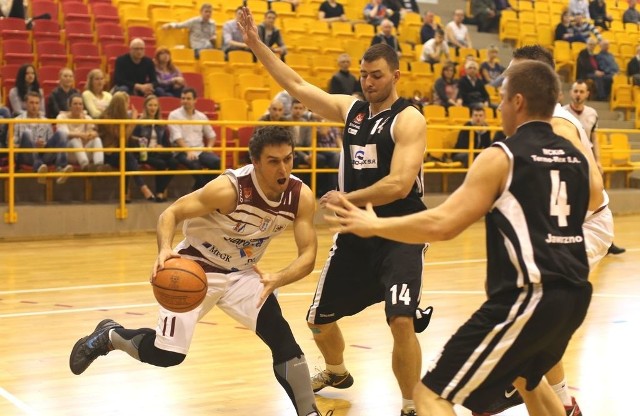 Jerzy Koszuta (z piłką) w pierwszym meczu play out z MCKiS rzucił 9 punktów, a w drugim 16.