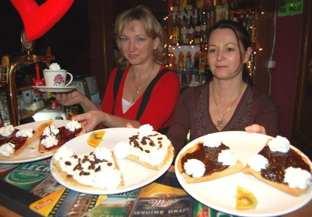 Dwie największe optymistki. Od lewej: Renata Więcław i Beata Pabian. Dla naleśników zdecydowały się rzucić swoją dotychczasową pracę. Jak twierdzą, opłacało się. Swe pyszności serwują w Cafe Barze Pod Różą.