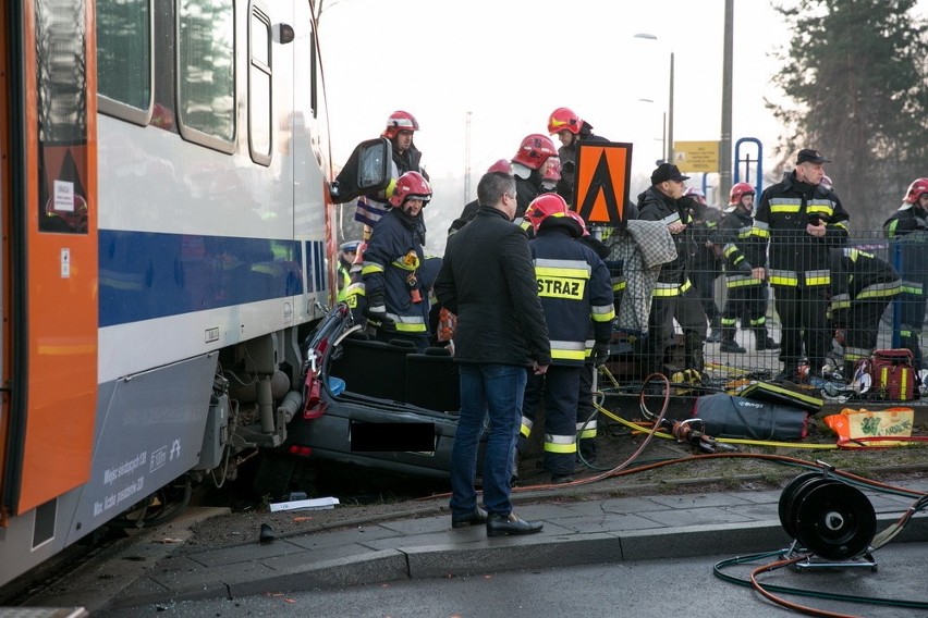 Wypadek w Krakowie. Samochód zderzył się z pociągiem w...