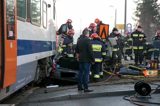 Wypadek w Krakowie. Samochód zderzył się z pociągiem w pobliżu stacji Kraków Bieżanów-Drożdżownia.