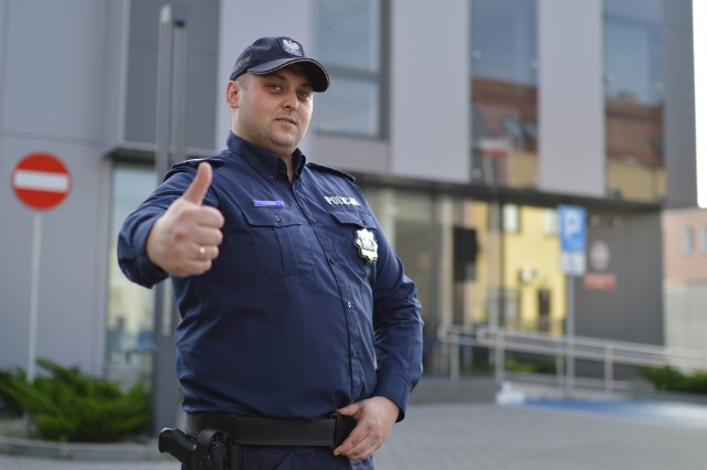 St. sierż. szt. Szymon Głuszek policjant z Tucholi - rapujący tucholski policjant w charytatywnym projekcie.