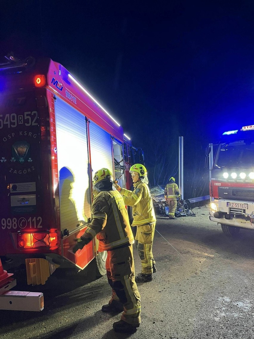 Bardzo poważny wypadek w Zahutyniu na DK84. Cztery osoby zostały ranne [ZDJĘCIA]