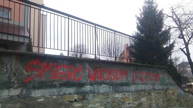 Prezes Leśnik po rozmowie z „Krakowską” zapewnił, że wyśle  swoich pracowników, by zamalowali agresywne napisy na murze