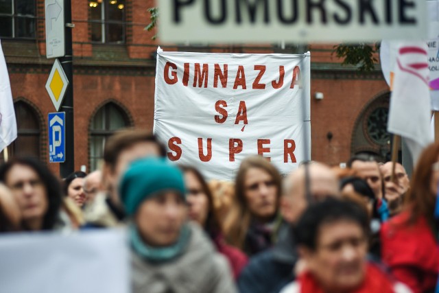 Bydgoscy nauczyciele protestujący przeciwko likwidacji gimnazjów