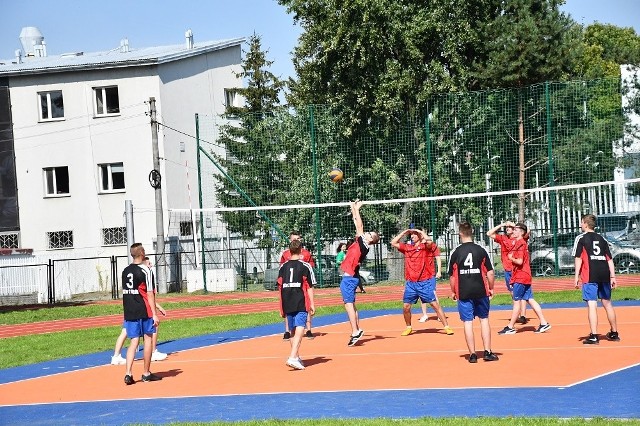 Magnesem dla absolwentów podstawówek ma być m. in. poprawa bazy sportowej. Na zdjęciu zmodernizowane boisko przy ZS nr 2 w Miechowie.