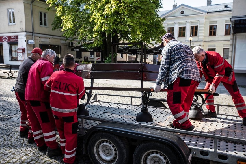 Tak wyglądał montaż siedmiokątnych ławek na radomskim...