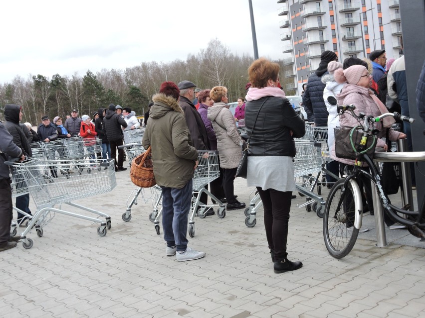 Otwarcie drugiego Lidla w Ostrołęce. Klienci kupowali wiertarki, kołdry i roboty kuchenne