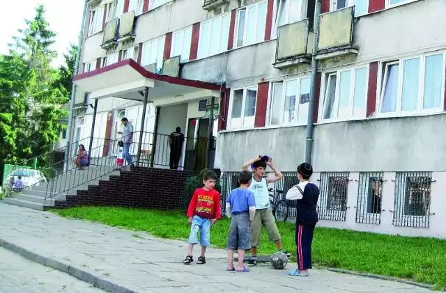 Były hotel Zacisze przy ul.Wesołej to dla wielu czeczeńskich rodzin pierwszy przystanek po ucieczce z kraju ogarniętego wojną. Szukają tu schronienia i spokoju. Całe dnie spędzają na terenie ośrodka.