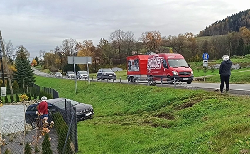 Wypadek na DK 28. Po zderzeniu w Mordarce - honda w rowie, opel na płocie