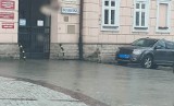 Radni miejscy z Przemyśla proponują mieszkańcom, aby parkowali poza centrum. Jednak sami stawiają auta na zakazie niedaleko urzędu