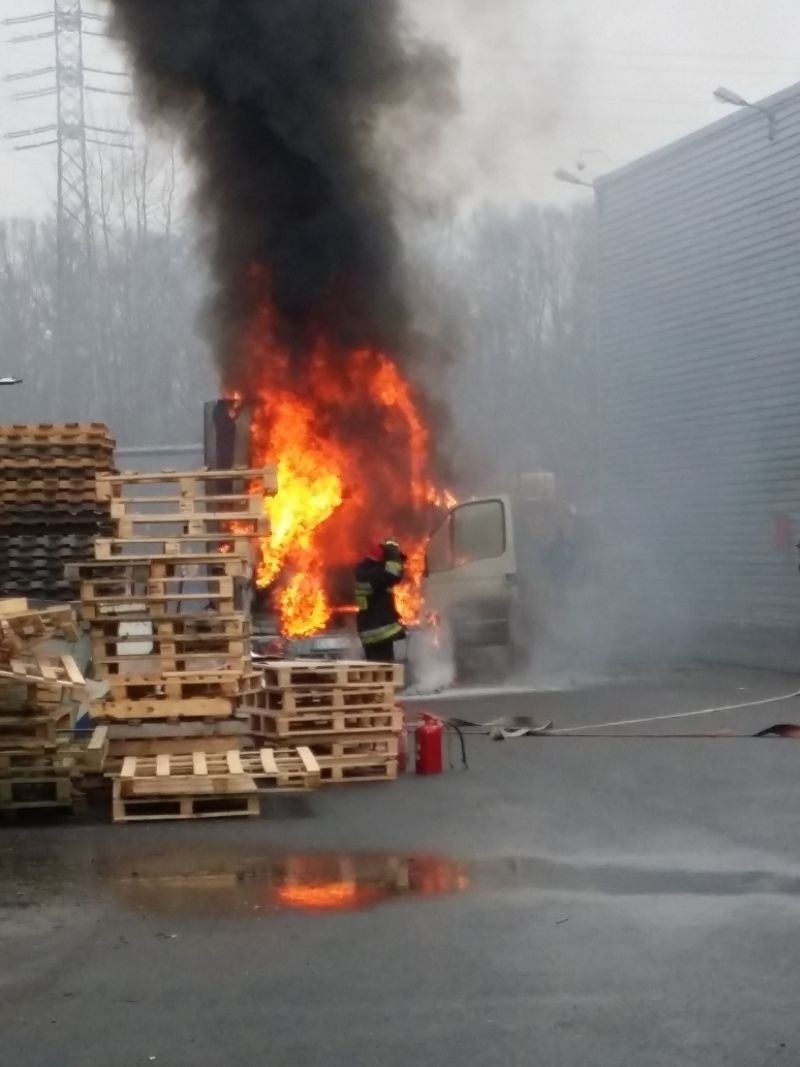 Pożar samochodu dostawczego przy ul. Wydawniczej [zdjęcia]