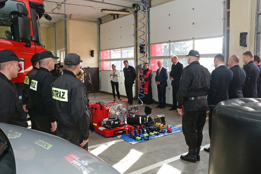 Strażacy z Grudziądza odebrali kluczyki do scanii i volkswagena [zdjęcia]