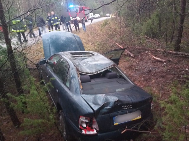 Zgłoszenie o zdarzeniu na trasie Narew - Michałowo wpłynęło do strażaków o godz. 14.15. Samochód osobowy marki audi stracił przyczepność, wskutek czego dachował i wylądował w rowie.