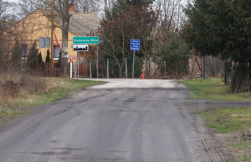 W tej chwili między Wolą Wrzeszczowską a Wolą Grabowską jest...