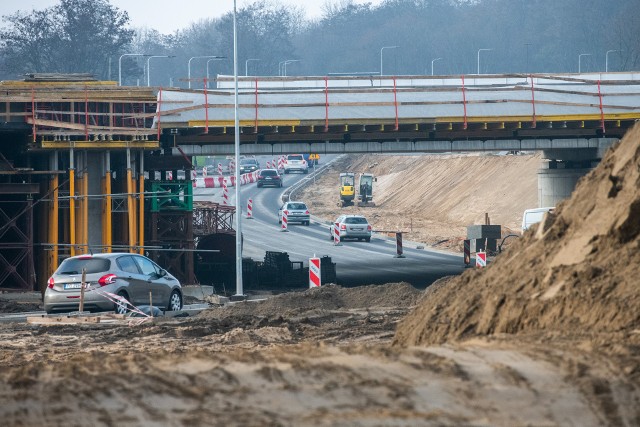 Od soboty kierowcy jadący od mostu Lecha w kierunku ul. Murawa mogą poruszać się pod jedną nitką wiaduktu.Sprawdź, co jeszcze się zmieniło -->