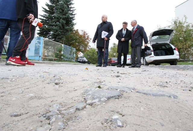 Droga dojazdowa do Przedszkola Samorządowego numer 14 od lat jest w fatalnym stanie i budzi dużo kontrowersji.