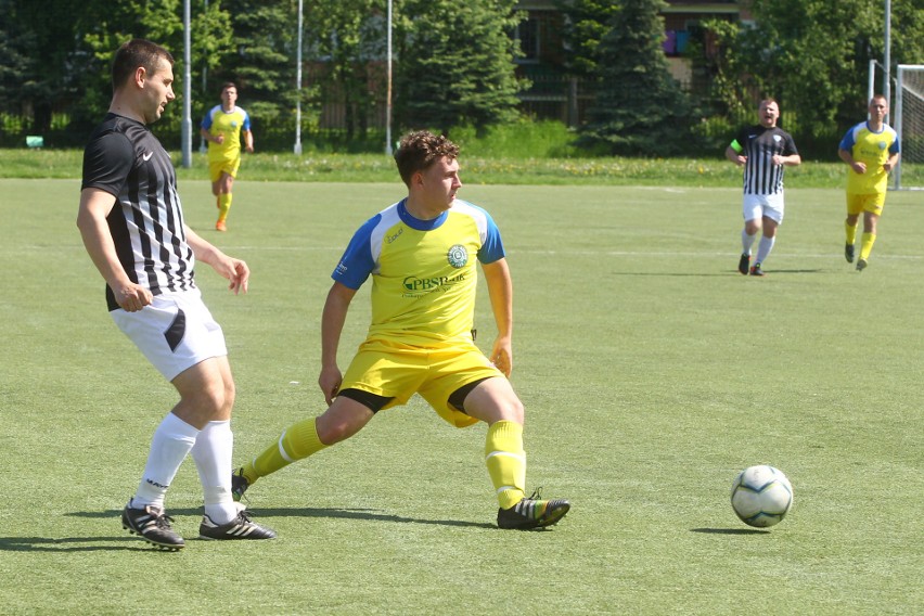 Staroniwa Rzeszów (żółto-niebieskie stroje) pokonała 1:0...