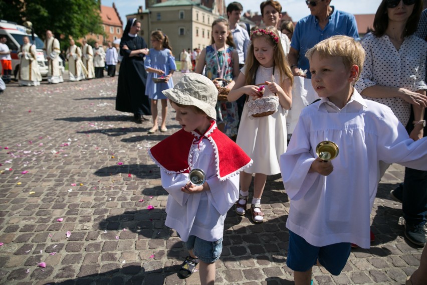 Boże Ciało w Krakowie 2018. Dzieci sypały kwiatki