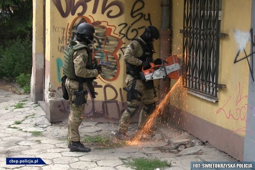 Po akcji z dopalaczami w Kielcach i Ostrowcu: sześć osób zatrzymanych, zabezpieczone 2 kilogramy substancji [WIDEO ZDJĘCIA Z AKCJI] 