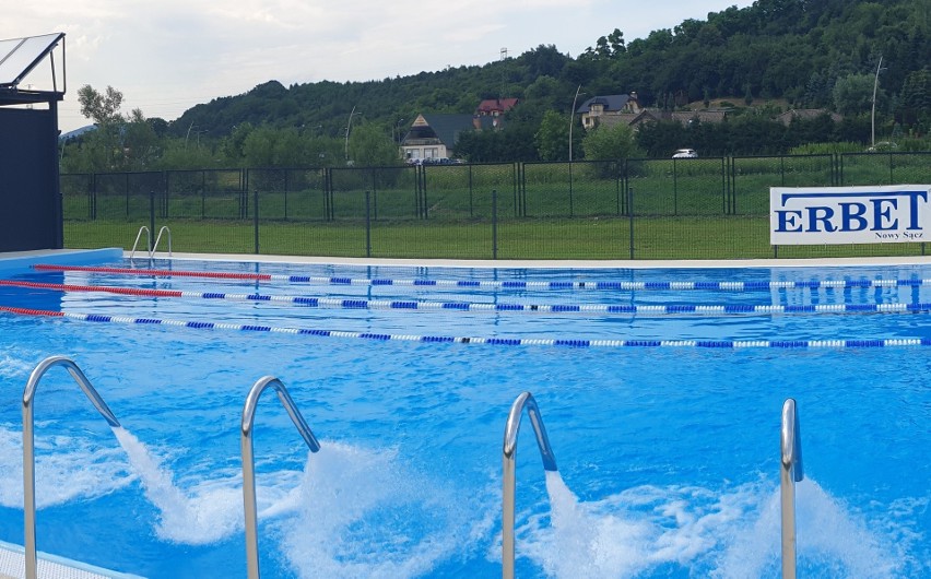 Nowy Sącz. Odkryty basen nad Łubinką już gotowy. Kiedy otwarcie obiektu? [ ZDJĘCIA]