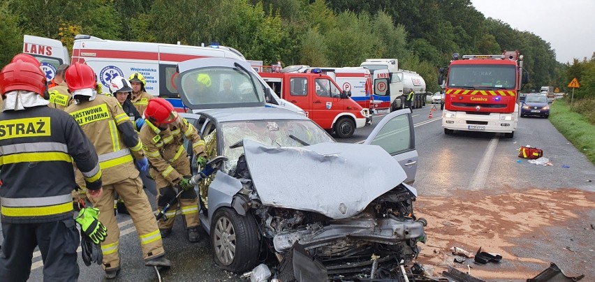 Poważny wypadek w okolicy Pyrzyc. Poszkodowane są cztery osoby, a sprawca uciekł