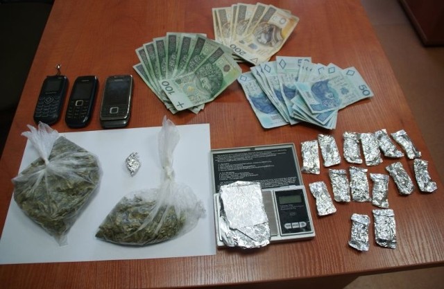 Susz i pieniądz znalezione przez policjantów w mieszkaniu kielczanki.