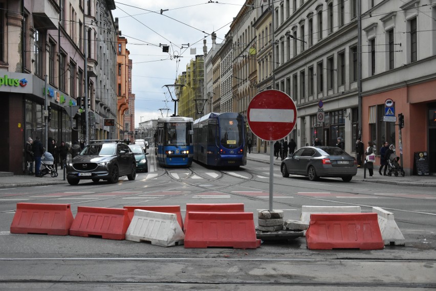 Zakaz wjazdu w Krupniczą nie działa. Nie pomogły dodatkowe przeszkody