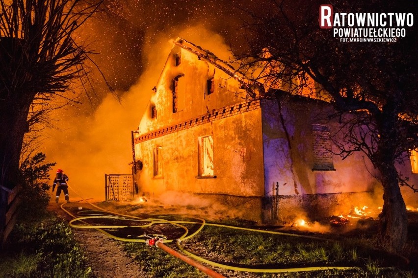 Kałtki. Pożar gospodarstwa rolnego w gminie Stare Juchy. Spłonęły trzy budynki, w tym mieszkalny (ZDJĘCIA]