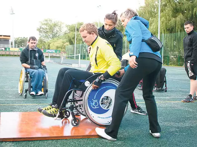 Świetnym pomysłem Fundacji Aktywnej Rehabilitacji jest udostępnianie treningów dla osób, które na co dzień nie mają styczności z wózkiem. Również mnie podczas pisania materiału zaproszono do skorzystania z wózka inwalidzkiego &#8211; pisze dziennikarz "Głosu&#8221; Michał Tymek. Jego relację zamieściliśmy na str. 2. 