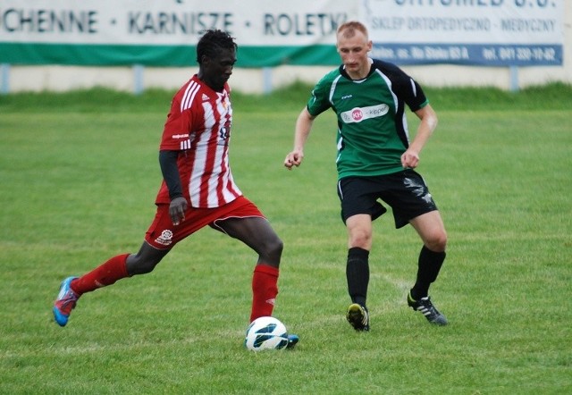 Hat tricka dla Lubrzanki w meczu ze Zdrojem zdobył Ernest Supierz (z prawej). Natomiast dla zespołu z Buska-Zdroju dwa gole strzelił Pape Drame.