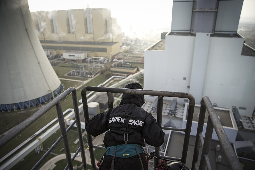 Aktywiści Greenpeace spędzą noc na chłodni kominowej elektrowni Bełchatów. Domagają się od polityków odejścia od spalania węgla 