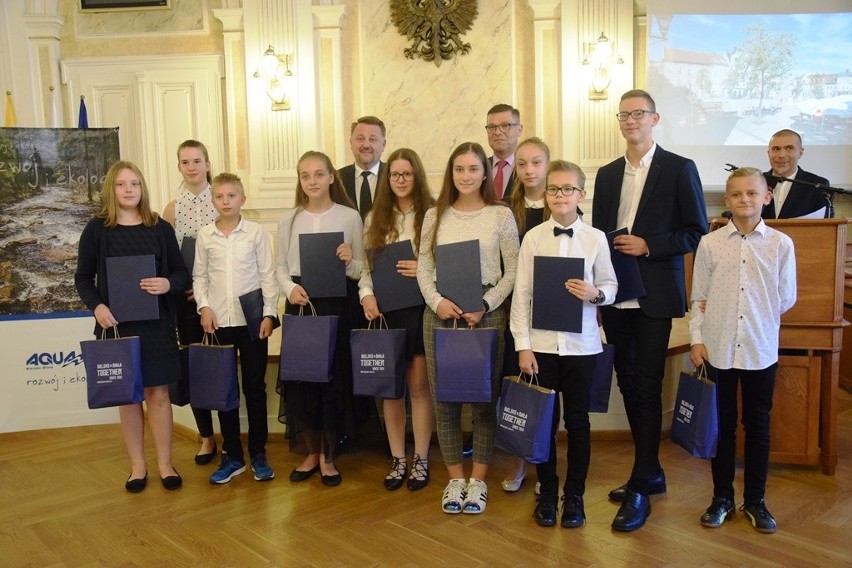 W Bielsku-Białej miejska spółka Aqua przyznała stypendia dla dzieci i młodzieży ZDJĘCIA