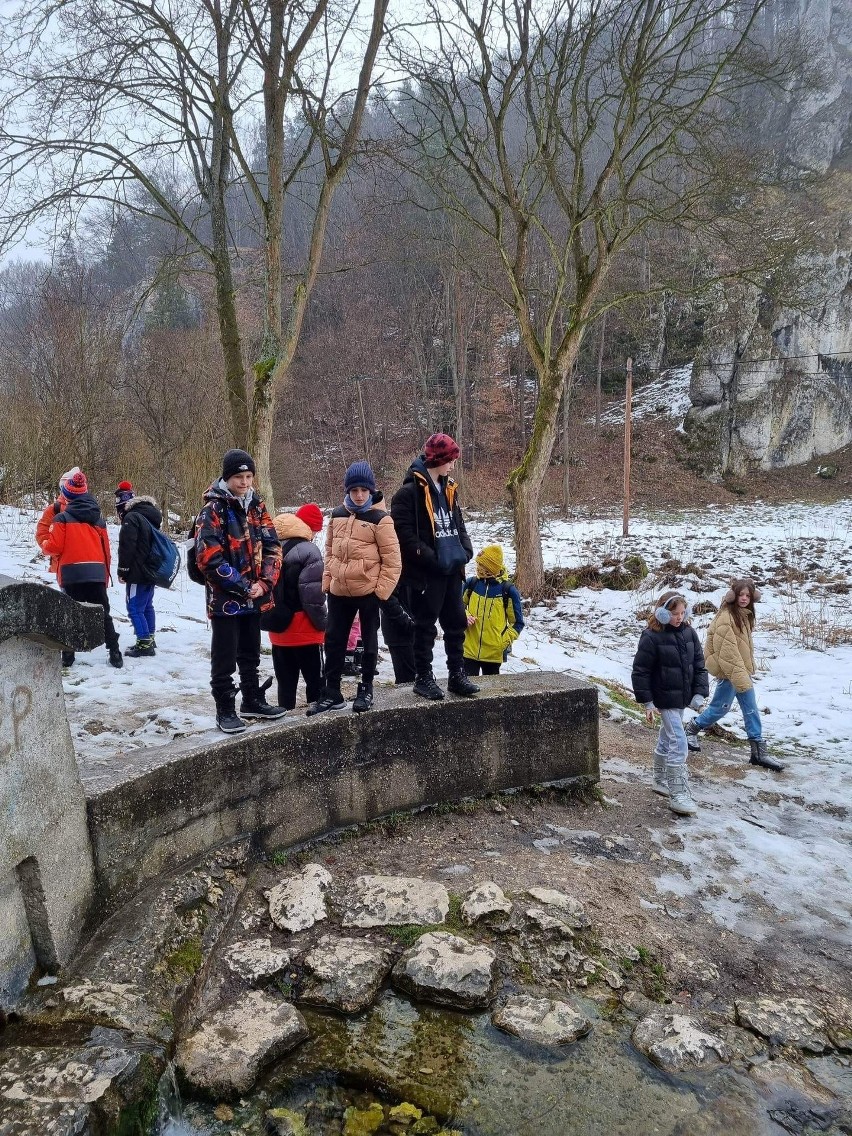 Ferie w Zakopanem. Uczniowie szkoły podstawowej w Białobrzegach byli na zimowisku w górach. Była jazda na nartach i kulig. Zobacz zdjęcia