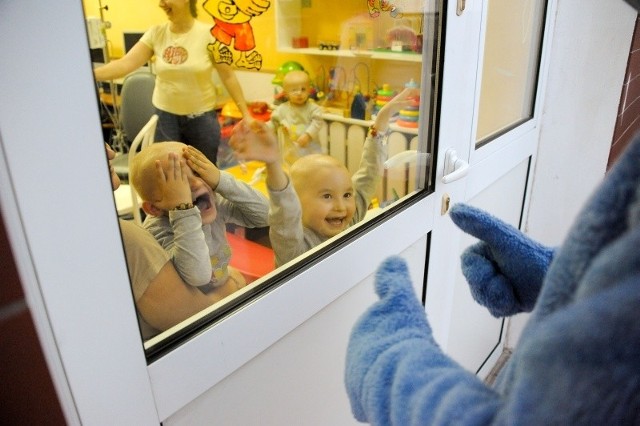 Maluchy posłuchały bajek, a do snu utulił je wielki Smurf.