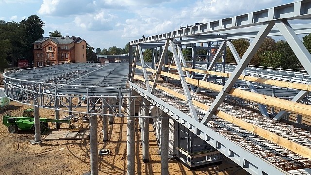 Z dnia na dzień w oczach rośnie centrum przesiadkowe w Zielonej Górze. Coraz wyraźniej widać miejsce poczekalni, stanowiska autobusów, miejsce na windę. Trwają też prace przy przedłużaniu tunelu pod torami, nad zadaszeniami peronów, budowa dwóch rond i remont ulicy Dworcowej. Wokół  dworca, który będzie się nazywał Zielona Góra Główna, wielkie zmiany. Zielonogórzanie bacznie je obserwują pracowników firmy Skanska, która wygrała przetarg na budowę centrum przesiadkowego i dwóch rond przy nim. Budowa centrum przesiadkowego jest jedną z części 280-milionowego projektu związanego z wymianą taboru miejskich autobusów na elektryczne i diesle. Wszystkie diesle już kursują po naszych ulicach (mercedesy). Pierwsze autobusy elektryczne (Ursus) już są w Zielonej Górze i wkrótce wyjadą na ulice. Trwa budowa nowych pętli wraz z ładowarkami do autobusów, przebudowa zajezdni Miejskiego Zakładu Komunikacji, modernizacja dróg... W ramach projektu zadaszone zostaną też perony.  Od ulicy Towarowej widać też już wyjście tunelem. Dzięki niemu znacznie skróci się droga m.in. do Centrum Medycznego Aldemed (przychodnia oddała też miastu kawałek swojego gruntu na chodnik), policealnej szkoły czy sali weselnej Delfino. Przy tym trakcie powstaje też ścieżka rowerowa, by można było przejechać nią, wykorzystując podziemny tunel (pochylnie, windy) - z jednej części miasta (Sulechowska, Dolina Zielona itd.) do drugiej (Dworcowa, Bohaterów Westerplatte). Firma Strabag modernizuje natomiast ulicę Dworcową (aż do ronda Anny Borchers), która została podzielona na etapy. Obecnie droga w okolicy dworca cała jest rozkopana i ogrodzona siatką. Można się poruszać jedynie chodnikami (raczej ich pozostałościami) i wyznaczonymi, prowizorycznymi przejściami. To duże utrudnienie dla sklepów i firm, mieszczących się w tym miejscu. 