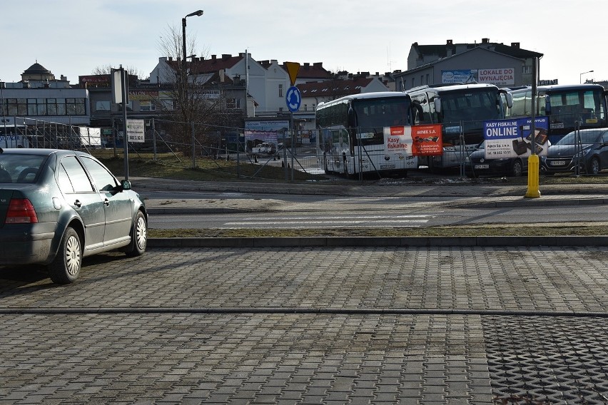 Gorlice. Do urzędu skarbowego na przełaj przez pas zieleni, bo chodnika nie ma. Trzeba też kluczyć między zaparkowanymi samochodami