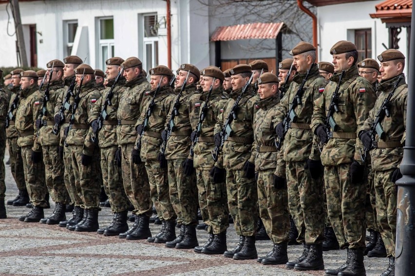 Słowa roty przysięgi wojskowej wypowiedziało w sobotę 75...