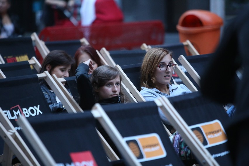 Letnie kino plenerowe na Mariackiej w Katowicach. "100 leżaków i ekran" [ZDJĘCIA]