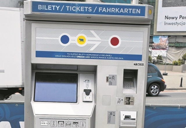 Pasażer, któremu automat połknął monety albo pobrał opłatę z karty, a nie wydał biletu, może odzyskać utraconą kwotę. Wystarczy zgłosić reklamację do Biura Obsługi Klienta Urbancard