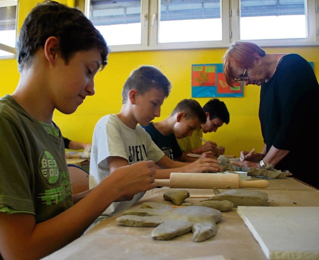 Uczniowie podczas warsztatów przygotowują elementy mozaiki