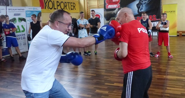 Poseł Artur Gierada stoczył pojedynek bokserski z mistrzem olimpijskim Marianem Kasprzykiem.