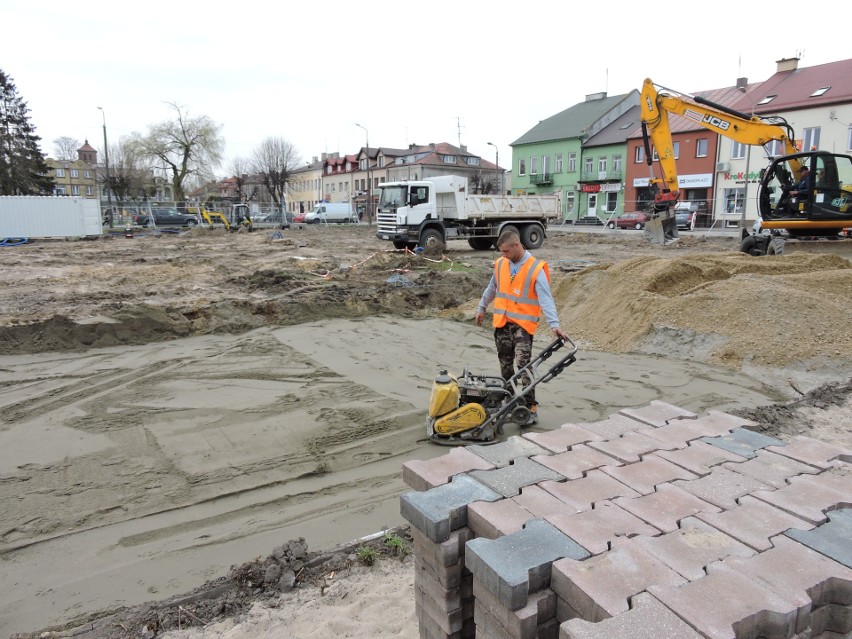 Rewitalizacja rynku w Makowie Maz. Drzewa wycięto, teraz czas na roboty ziemne